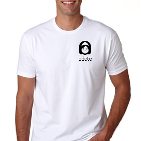 Camiseta masculina em algodão toda branca, com a logo da odete vetorizada em preto na altura do coração e abaixo da logo escrito odete.com.br em letra minúscula