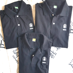 Camiseta masculina preta estilo polo com a logo em patch
