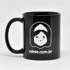 Caneca Preta em porcelanato com a logo da odete negativo verotizada na cor preta com a bordinha branca e em baixo da logo escrito odete.com.br em letra minúsculas na cor branca