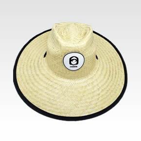 Chapéu de palha estilozaço com a logo da Odete na frente do chapéu. Em toda lateral uma bordinha preta e na parte de baixo um florido