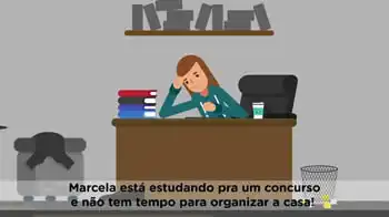 Estudante pensativa sentada na mesa estudando para concurso Estudante pensativa sentada na mesa estudando para concurso